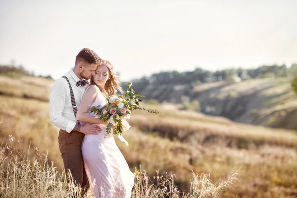 Bruid en bruidegom op de bruiloft knuffelen — Stockfoto