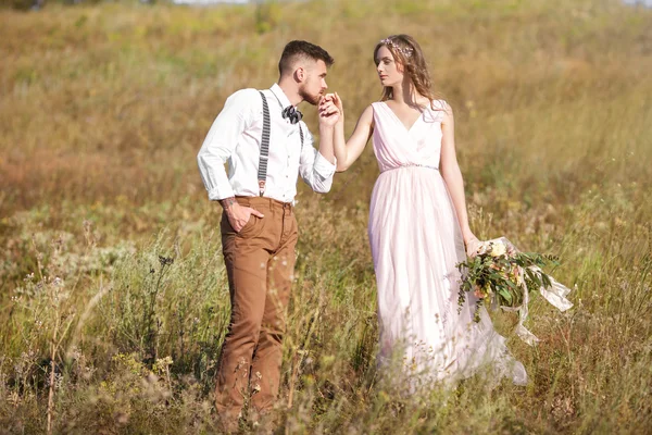 Noiva e noivo abraçando no casamento — Fotografia de Stock