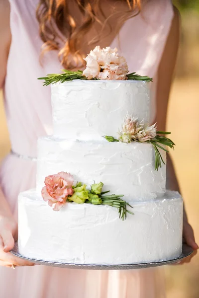 Невеста держит свадебный торт — стоковое фото
