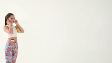 içme suyu ve çalışan bir kulaklık ile kadın