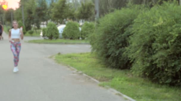 Parkta koşan kadın — Stok video