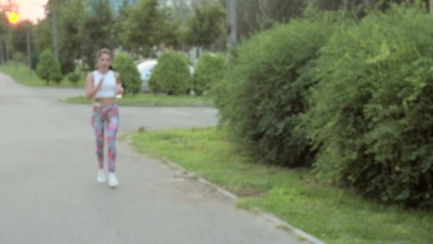 公園を走る女性は — ストック動画