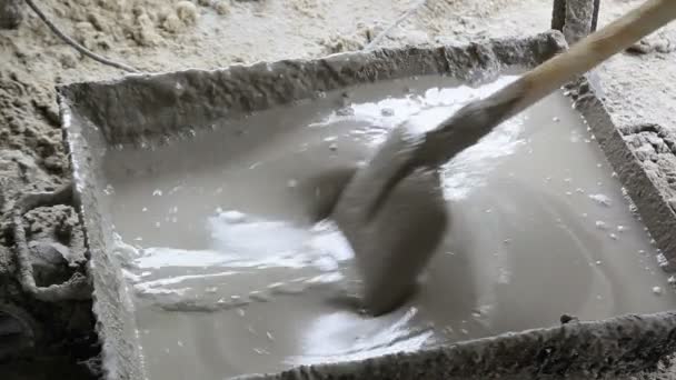 Trabajador mezclando el cemento — Vídeos de Stock