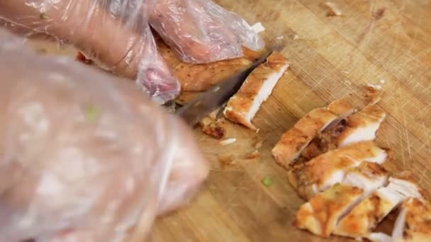 Руки режут жареный стейк курицы — стоковое видео