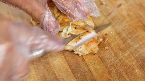 Handen gesneden biefstuk gebakken kip — Stockvideo