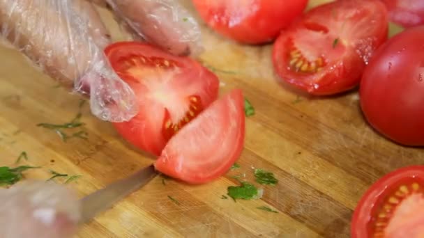 Händer skära tomater för sallad — Stockvideo