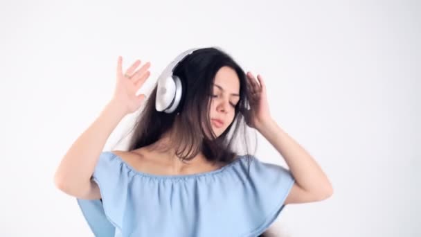 Mujer con auriculares escuchando música — Vídeos de Stock