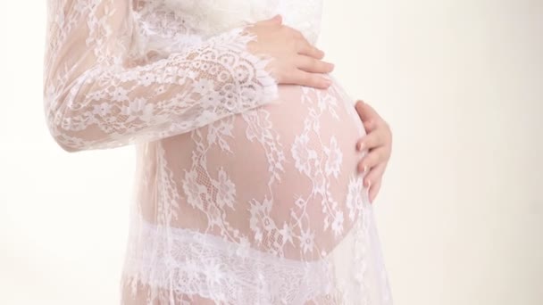 Kobieta w ciąży, pieszcząc jej brzuch — Wideo stockowe