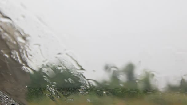 Um relâmpago em um fundo. Chuva em vidro — Vídeo de Stock