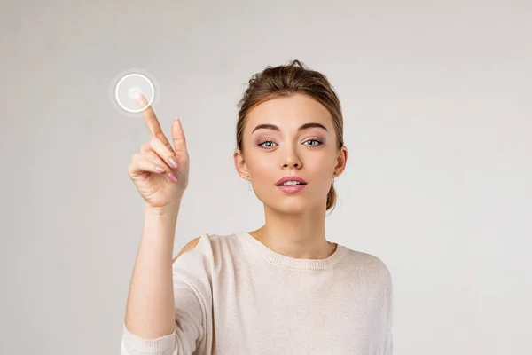 Lächelnde junge schöne Frau drückt virtuellen Knopf — Stockfoto