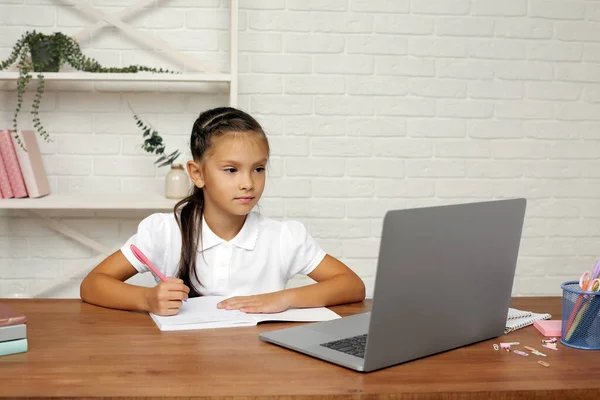 Liten barn flicka med bärbar dator för online-lektion hemma — Stockfoto