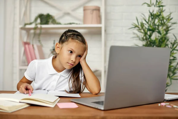 Liten barn flicka med bärbar dator för att studera online — Stockfoto