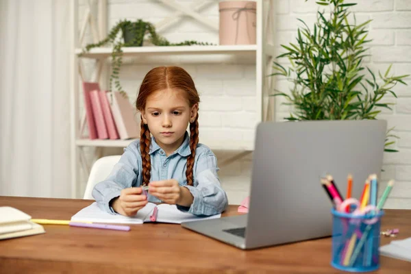 Kisgyermek lány használja laptop az online tanuláshoz — Stock Fotó