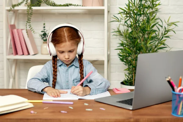 Mała dziewczynka za pomocą laptopa do nauki online — Zdjęcie stockowe