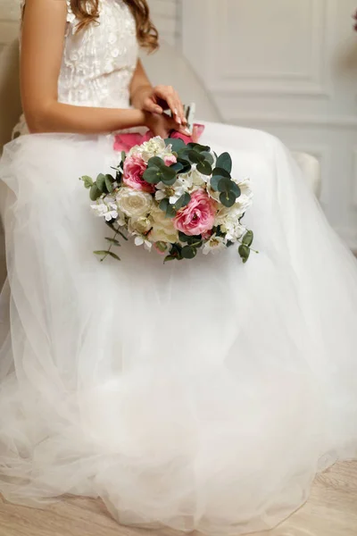 Prachtige bruiloft boeket in handen van de bruid — Stockfoto