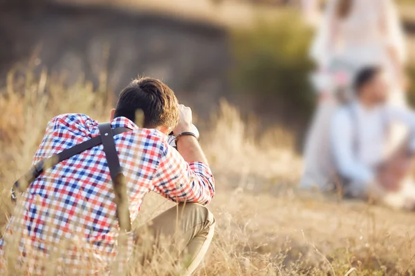 Bröllopsfotograf tar bilder av brud och brudgum — Stockfoto