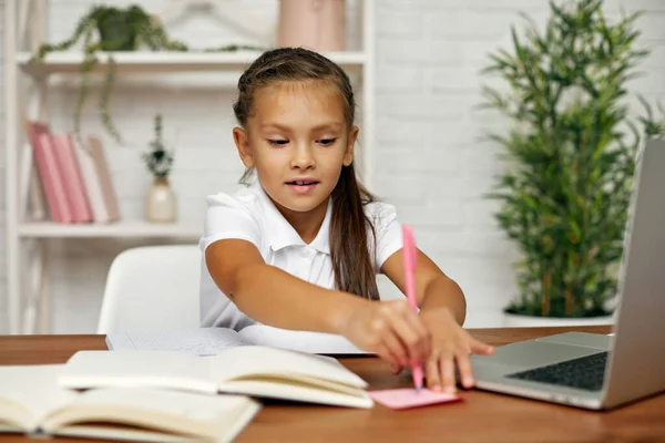 Petite fille enfant à l'aide d'un ordinateur portable pour étudier en ligne — Photo