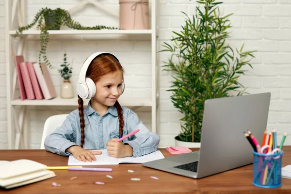 Liten barn flicka med bärbar dator för att studera online — Stockfoto