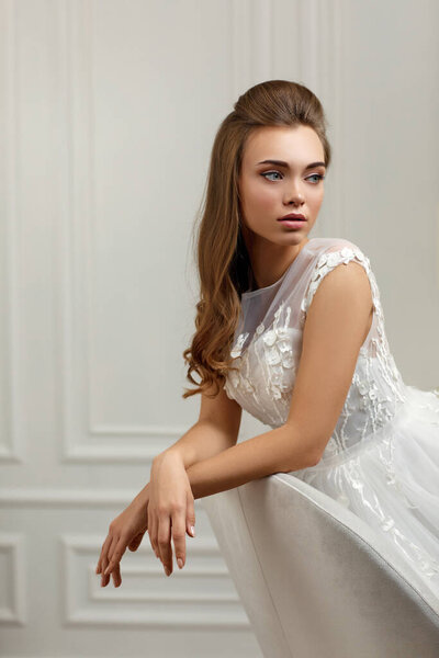 красивая нежная молодая невеста с цветочным букетом