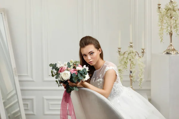 Schöne zarte junge Braut mit Blumenstrauß — Stockfoto