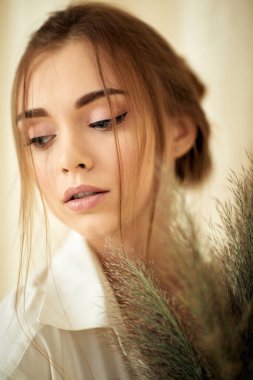 Stüdyonun içinde genç şehvetli bir kadın.