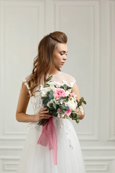 Bella tenera giovane sposa con mazzo di fiori — Foto Stock