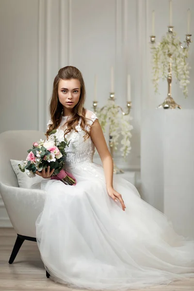 Bella tenera giovane sposa con mazzo di fiori — Foto Stock