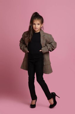 Beyaz, büyük anne kıyafetleri içinde küçük şirin bir kız çocuğu.