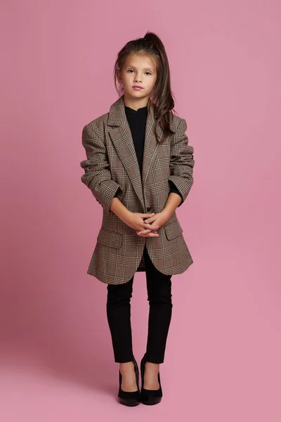 Lindo niño niña en blanco sobredimensionado madres ropa —  Fotos de Stock