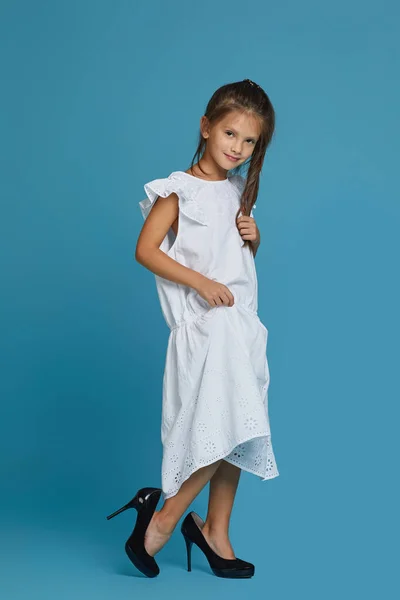 Barn flicka i vit överdimensionerad klänning och skor — Stockfoto
