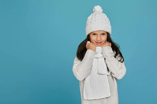 Menina alegre no inverno branco chapéu de malha — Fotografia de Stock