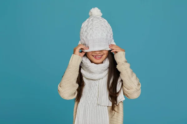 Menina alegre no inverno branco chapéu de malha — Fotografia de Stock