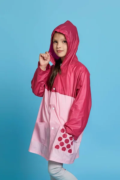 Menina criança está vestindo impermeável capa de chuva — Fotografia de Stock