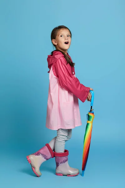 Menina bonito com guarda-chuva multicolorido — Fotografia de Stock