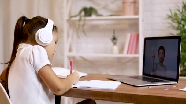 เด็กน้อยใช้คอมพิวเตอร์แล็ปท็อปเพื่อเรียนระบบเรียนรู้อิเล็กทรอนิกส์ออนไลน์ — วีดีโอสต็อก