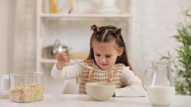 Criança pôs cereal em um boliche — Vídeo de Stock