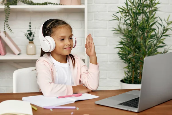 Klein kind meisje met behulp van laptop voor het studeren online — Stockfoto