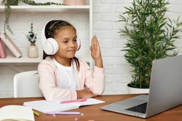 Liten barn flicka med bärbar dator för att studera online — Stockfoto