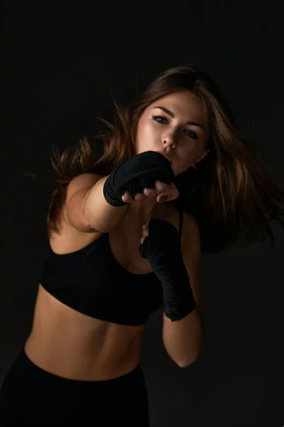 Mujer con vendajes de boxeo puñetazos —  Fotos de Stock