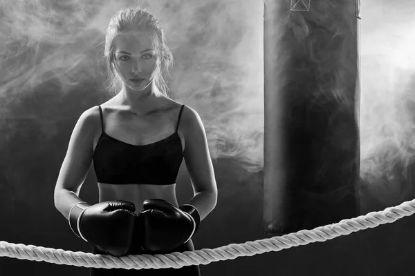 Mujer morena deportiva en guantes de boxeo y ropa deportiva —  Fotos de Stock