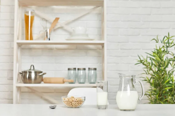 Petit déjeuner avec des céréales avec le lait — Photo