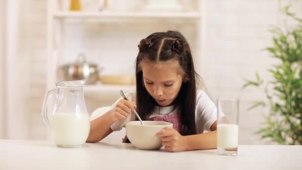 Carina bambina che fa colazione: cereali con il latte. — Video Stock