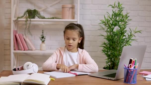 Menina tem chamada de vídeo com professor usando laptop para estudar on-line — Vídeo de Stock