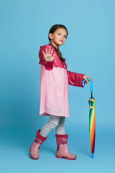 Menina bonito com guarda-chuva multicolorido — Fotografia de Stock