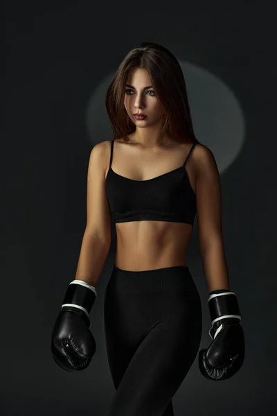 戴黑色拳击手套的女运动员 — 图库照片