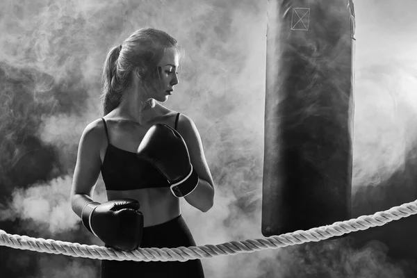 Αθλητική μελαχρινή γυναίκα σε γάντια πυγμαχίας και αθλητικά ενδύματα — Φωτογραφία Αρχείου