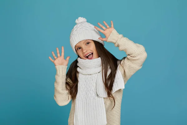 Menina alegre no inverno branco chapéu de malha — Fotografia de Stock