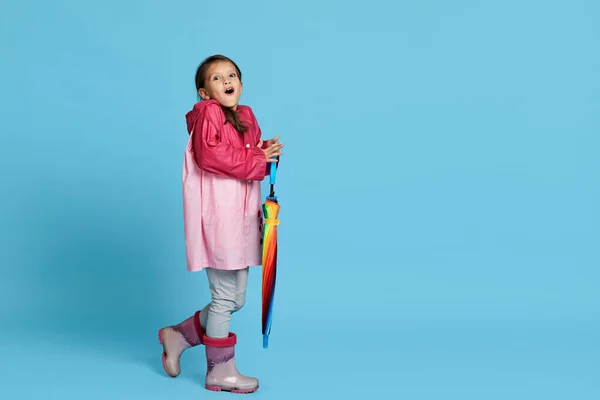 Мила дівчинка з різнокольоровою парасолькою — стокове фото