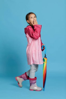 Çok renkli şemsiyeli şirin kız.