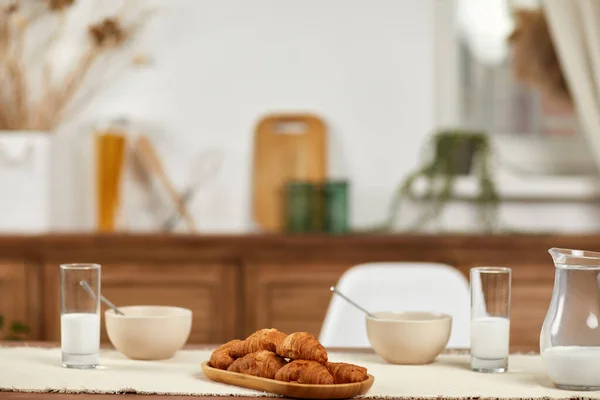 Petit déjeuner avec croissants frais et lait — Photo